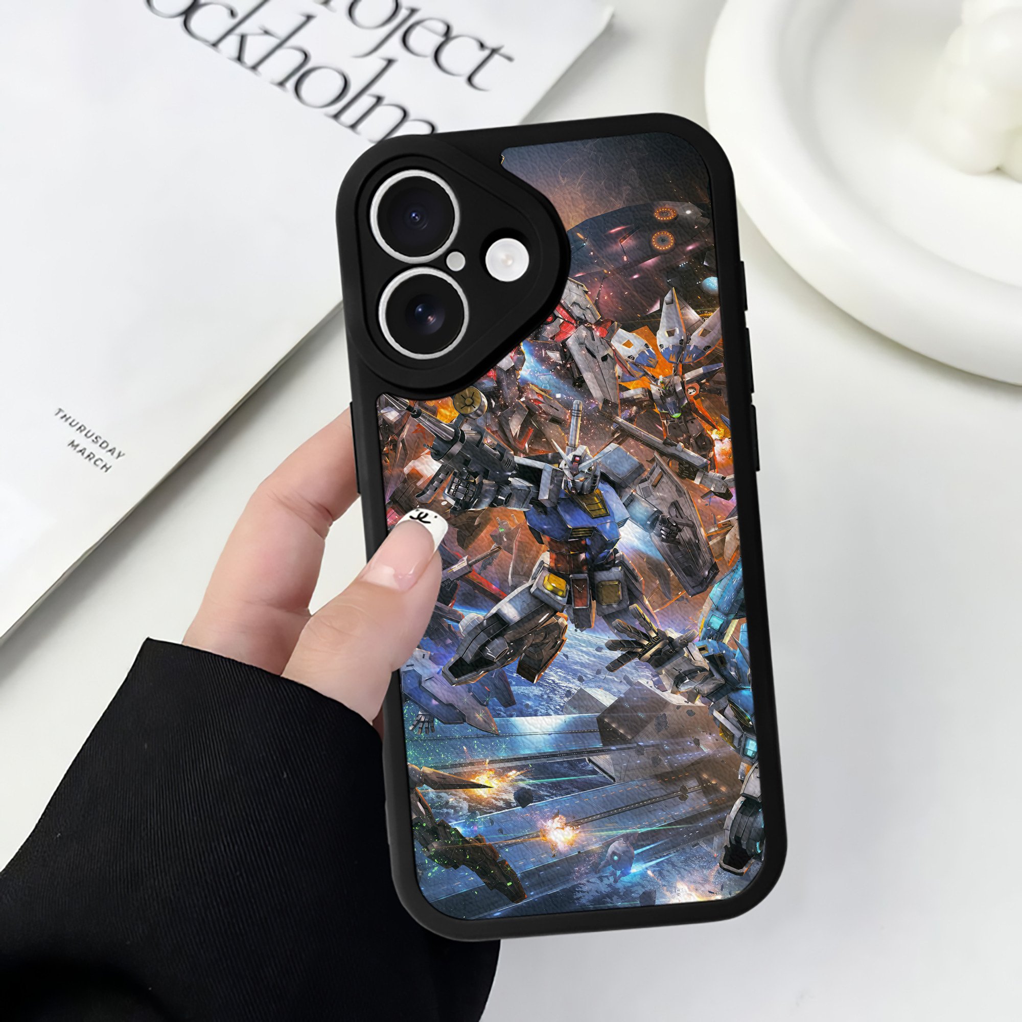 （画像用） 機動戦士ガンダム Mobile Suit Gundam 【iPhone 16シリーズ対応】シリコンスマホケース（レザー調） 材質：シリコン